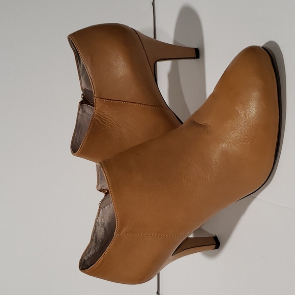 Vince Camuto Vive Ankle Caramel Bootie 